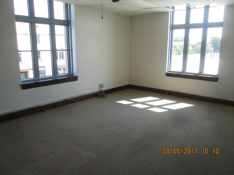402 E Grand Ave, Ponca City, OK for lease - Interior Photo - Image 3 of 5