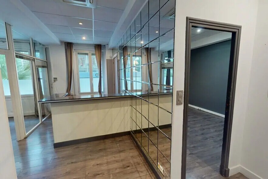 Office in Nice for lease - Interior Photo - Image 2 of 6