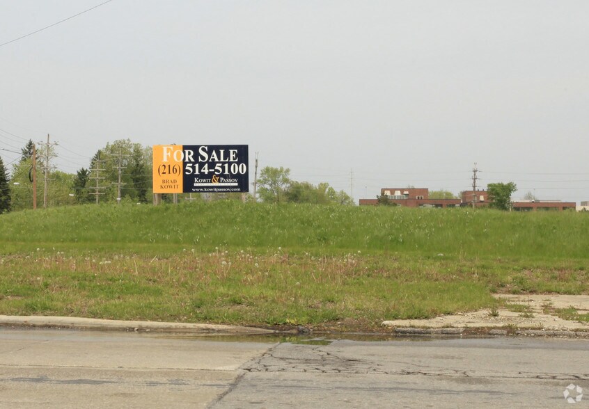 Cedar Rd & Lander Rd, Mayfield Heights, OH 44124