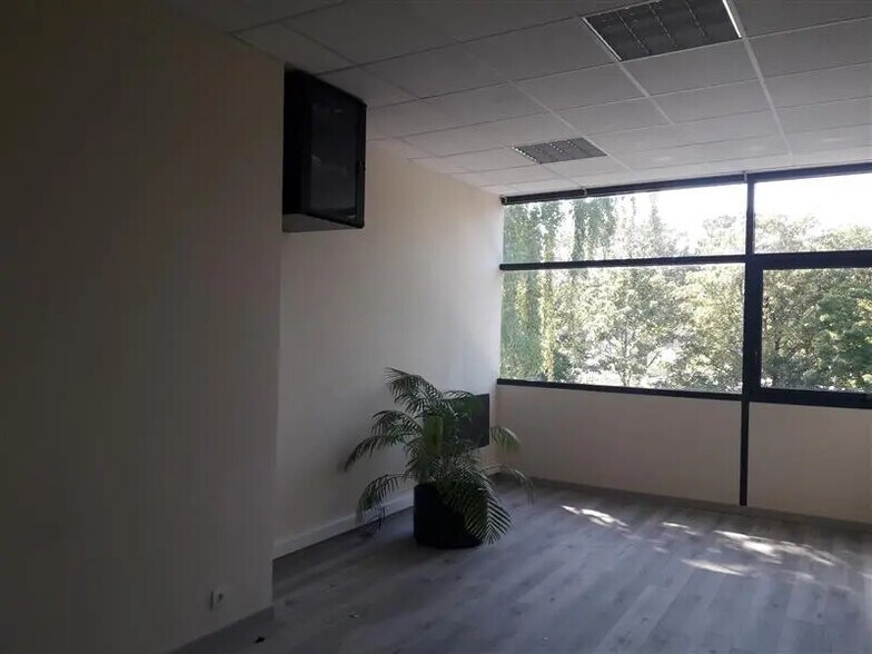 Office in Lognes for lease - Interior Photo - Image 1 of 7