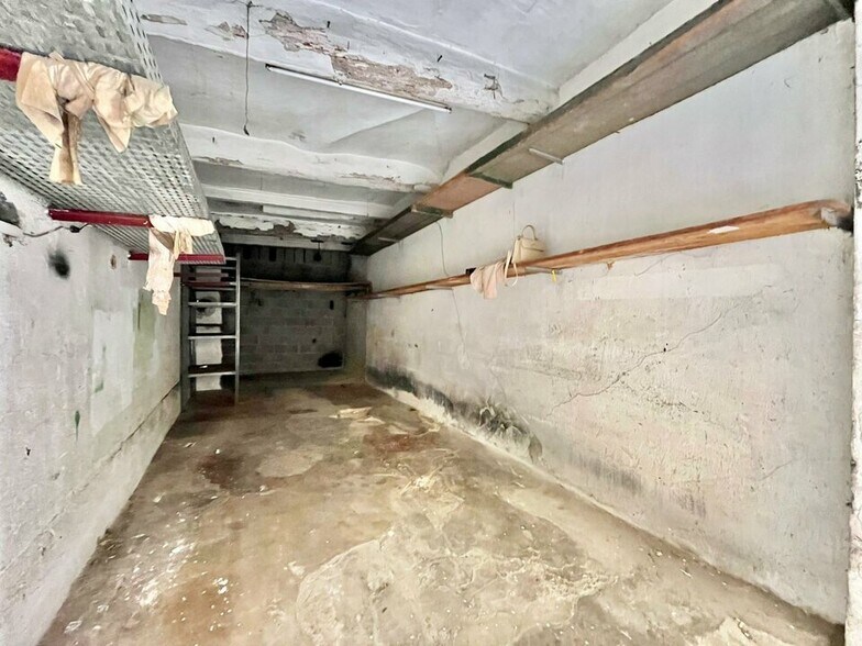 Retail in Nice for lease - Interior Photo - Image 2 of 4