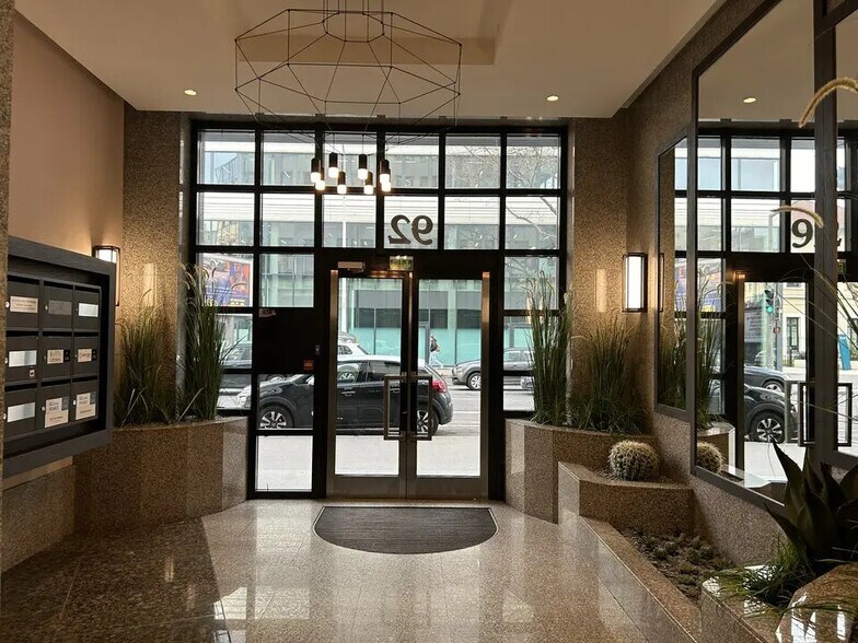 Office in Lyon for lease - Lobby - Image 2 of 11