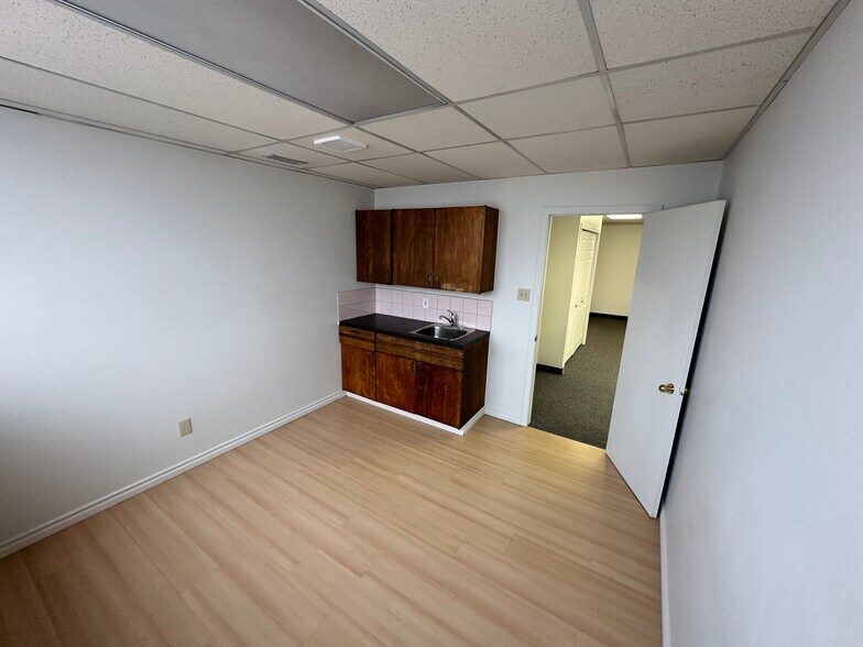 14444-14456 118 Ave NW, Edmonton, AB for lease - Building Photo - Image 3 of 6