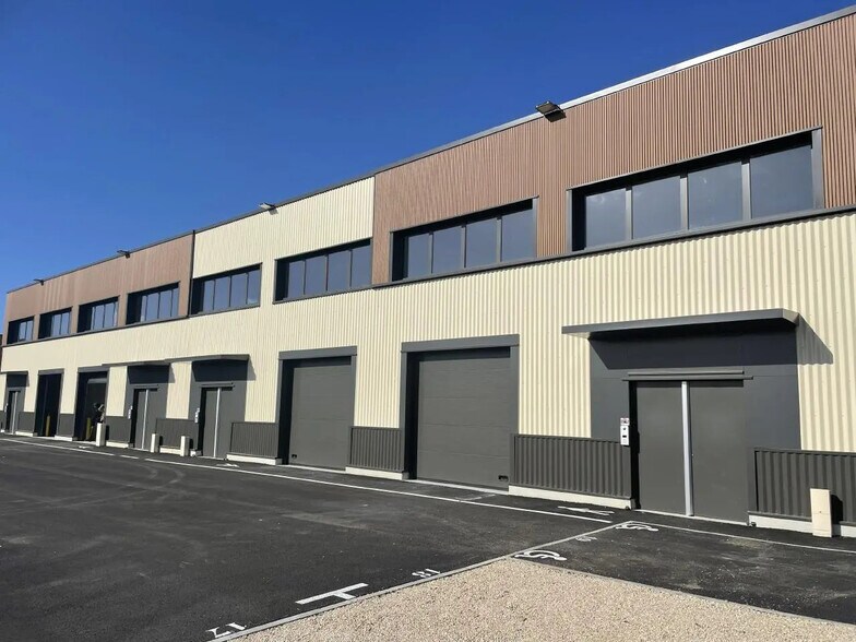 Flex in Marcoussis for lease - Building Photo - Image 3 of 12