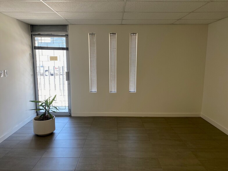 7225 Alabama Ave, Canoga Park, CA for lease - Interior Photo - Image 2 of 9