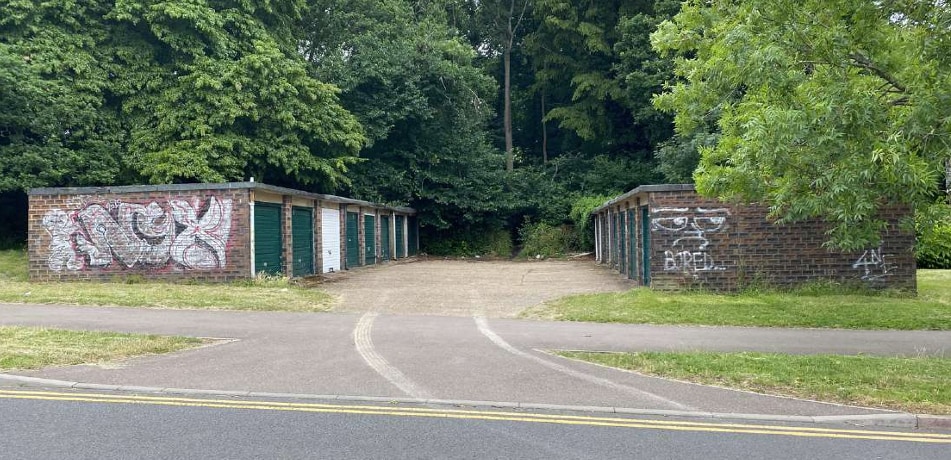 Welwyn & Hatfield Garage Sites portfolio of 4 properties for sale on LoopNet.com - Primary Photo - Image 3 of 3