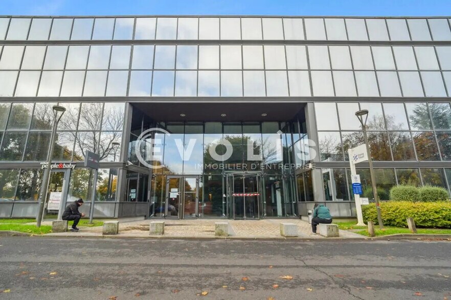 Office in Rosny-sous-Bois for lease - Building Photo - Image 1 of 14