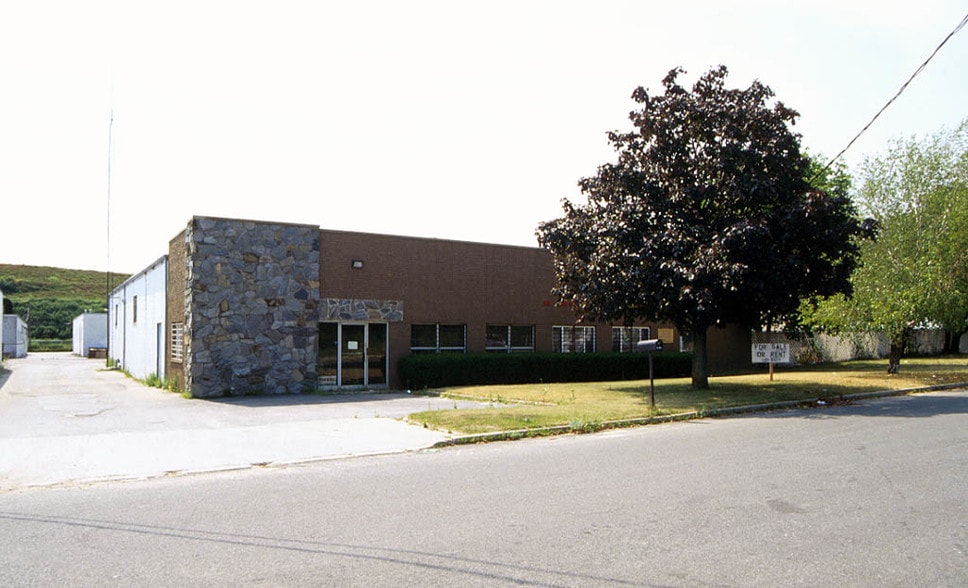 98 Kean St, West Babylon, NY for sale - Primary Photo - Image 1 of 1