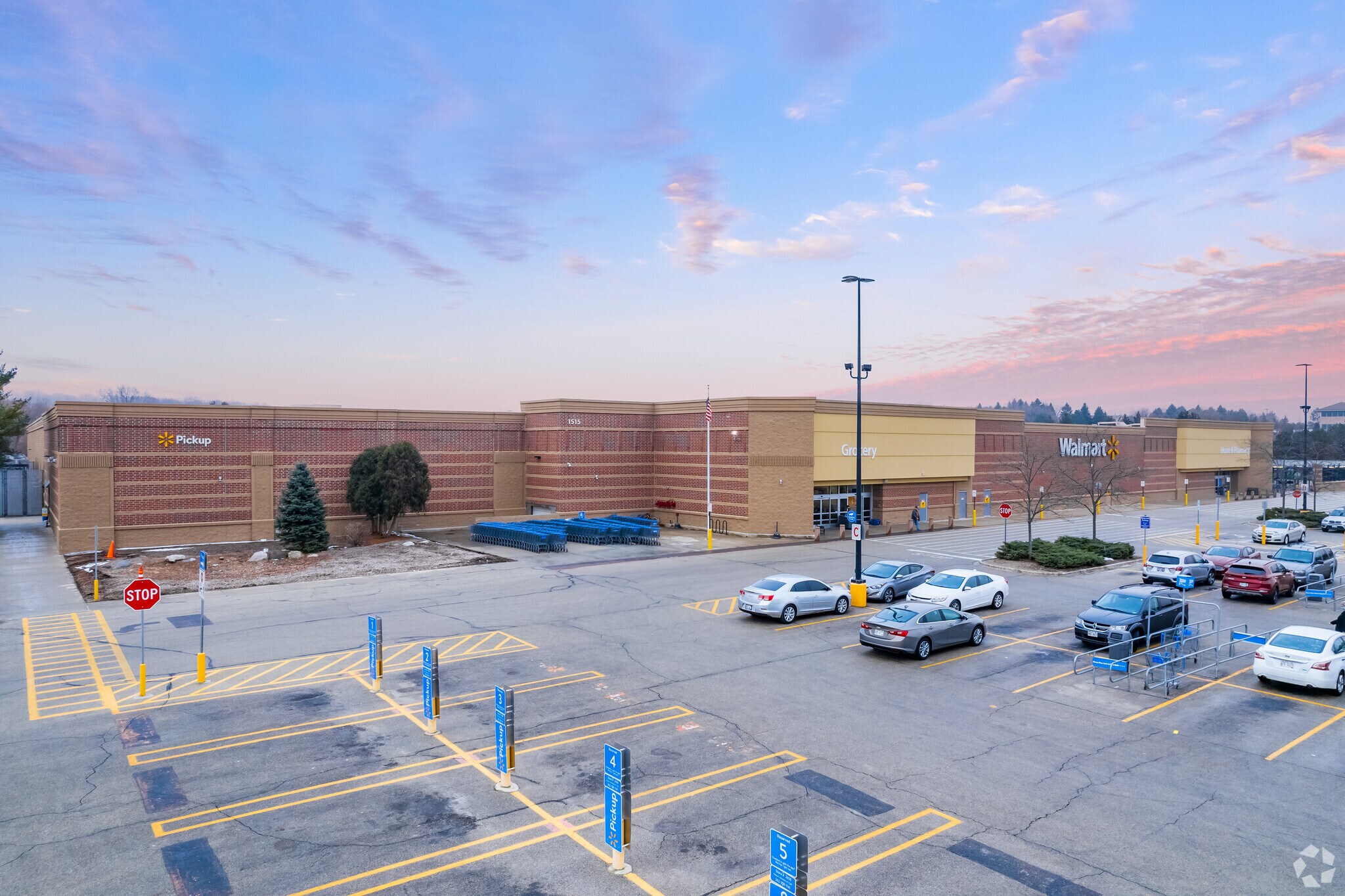 1515 W Paradise Dr, West Bend, WI for sale Primary Photo- Image 1 of 1