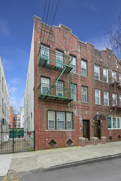 1652 Norman St, Ridgewood, NY for sale - Primary Photo - Image 1 of 1