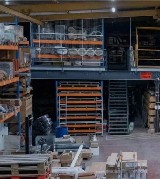 Flex in Vénissieux for lease - Interior Photo - Image 2 of 2