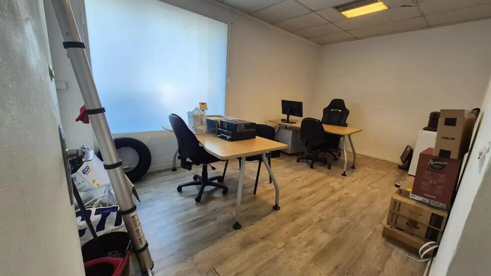 Retail in Toulon for lease - Building Photo - Image 3 of 4