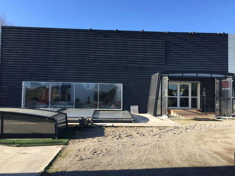 Retail in Poitiers for lease - Building Photo - Image 1 of 2