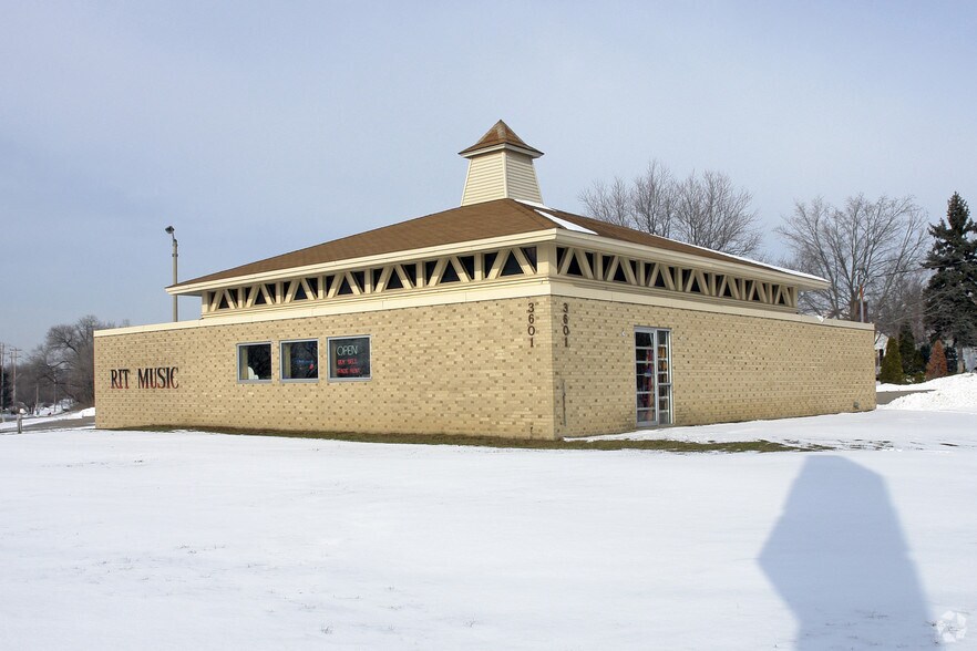 3601 Plainfield Ave NE, Grand Rapids, MI for sale - Building Photo - Image 1 of 1