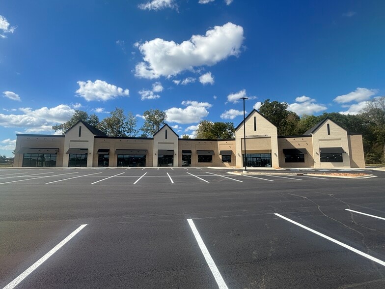 17 Colonnade Blvd, Jackson, TN for lease - Building Photo - Image 1 of 6