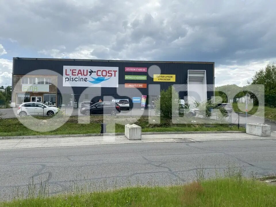 Retail in Limoges for lease Building Photo- Image 1 of 5