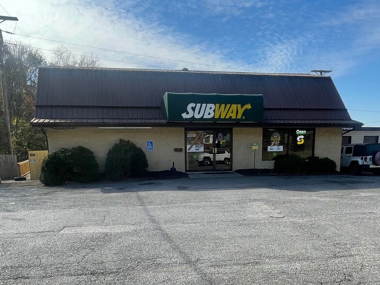 5976 Virginia Ave, Pembroke, VA for sale - Building Photo - Image 1 of 27