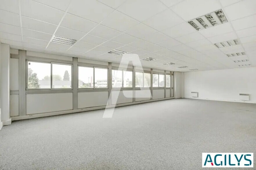 Flex in Les Ulis for lease - Interior Photo - Image 3 of 9
