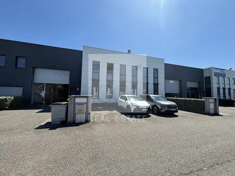 Flex in Vénissieux for lease - Building Photo - Image 1 of 12