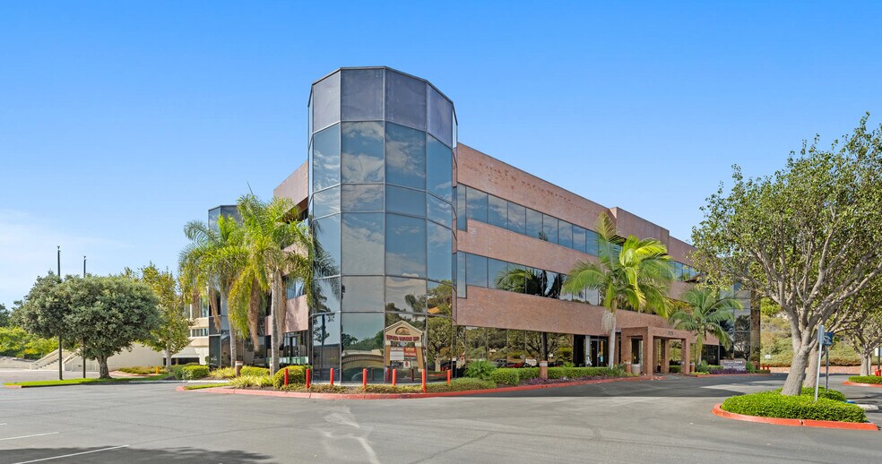 2424 Vista Way, Oceanside, CA for lease - Building Photo - Image 1 of 9