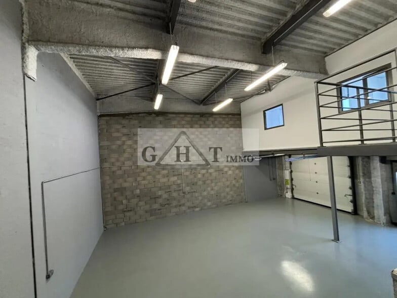 Industrial in Villeneuve-la-Garenne for lease - Interior Photo - Image 1 of 5