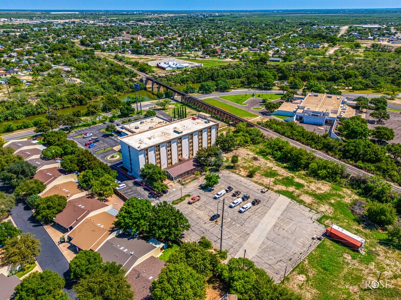 Clarion and Suburban Hotel portfolio of 2 properties for sale on LoopNet.com - Building Photo - Image 3 of 49