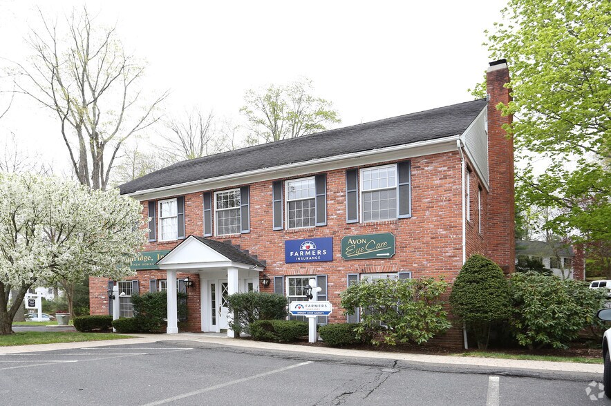 43 W Main St, Avon, CT 06001