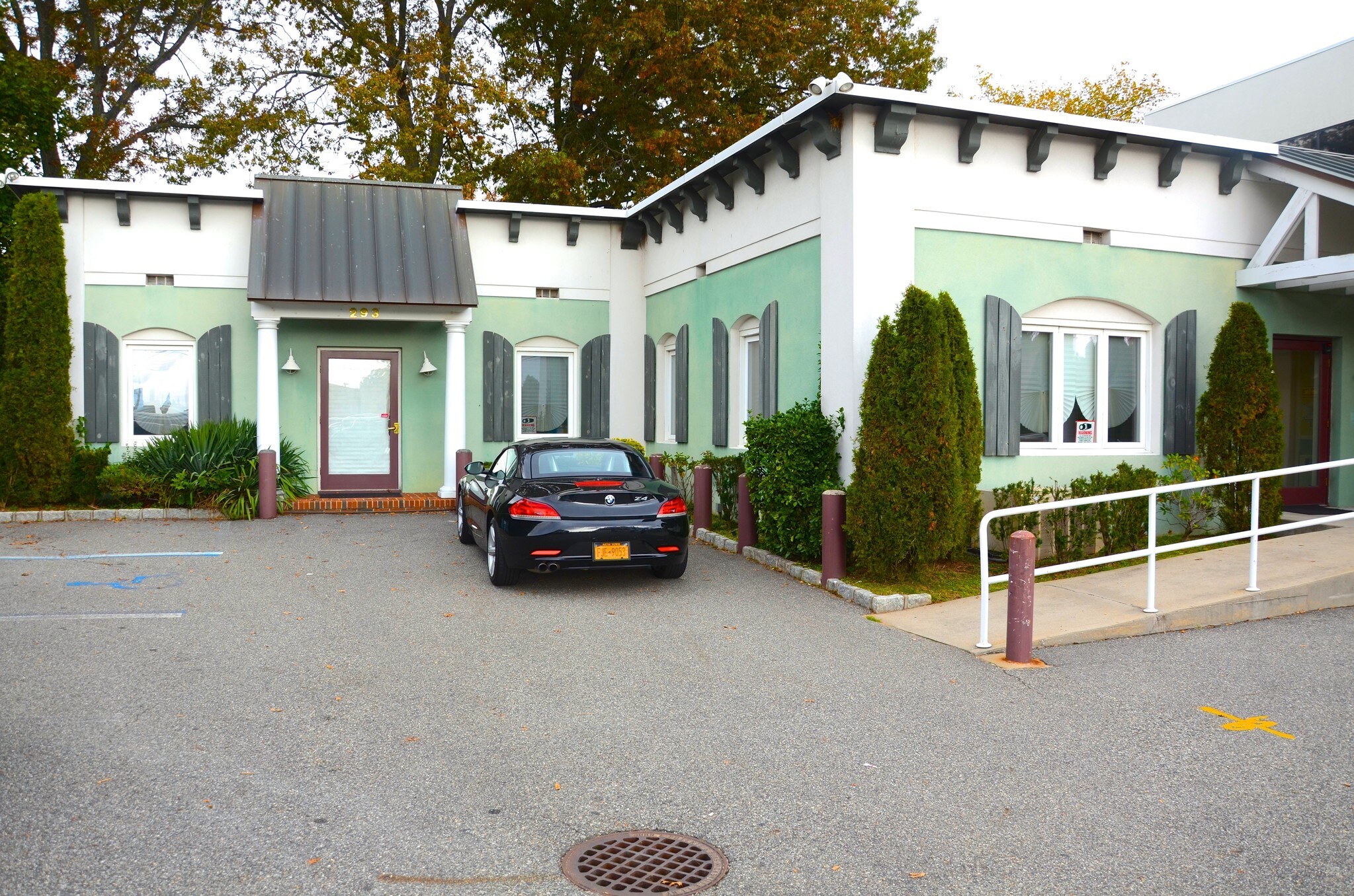 293 Castle Ave, Westbury, NY for sale Building Photo- Image 1 of 1