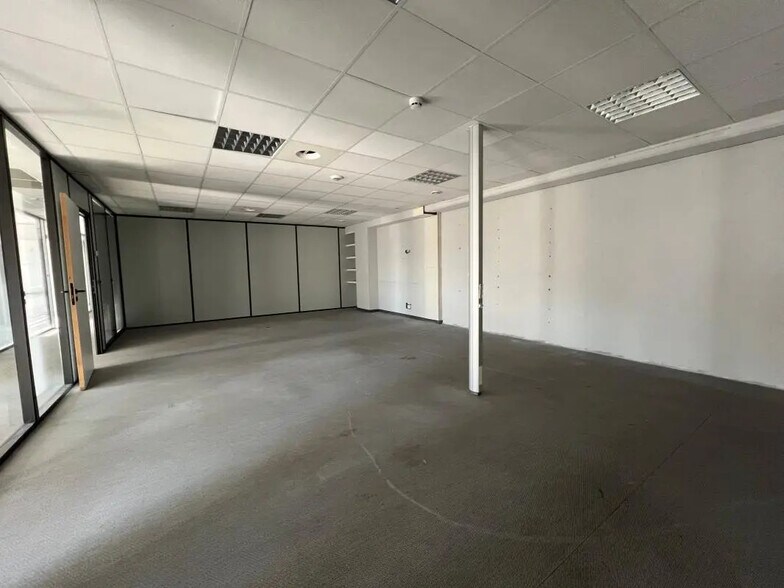 Office in Saint-Laurent-du-Var for lease - Interior Photo - Image 3 of 12