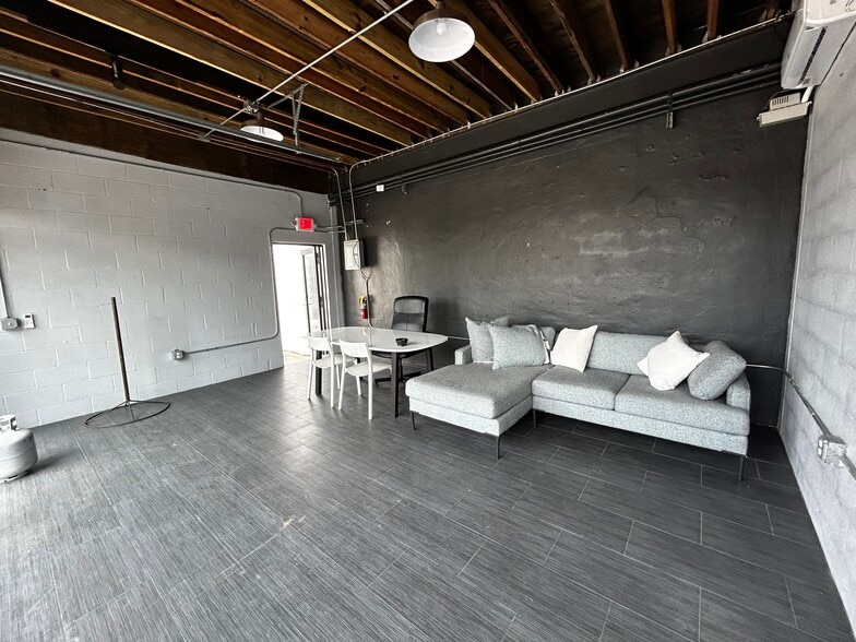 230 NW 71st St, Miami, FL for lease - Interior Photo - Image 1 of 6