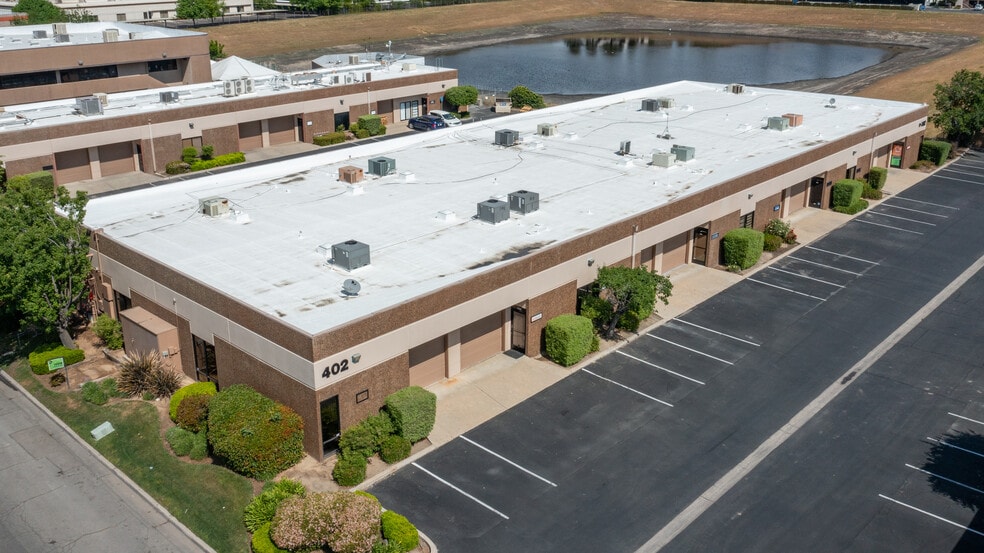 402 W Bedford Ave, Fresno, CA for lease - Building Photo - Image 2 of 4