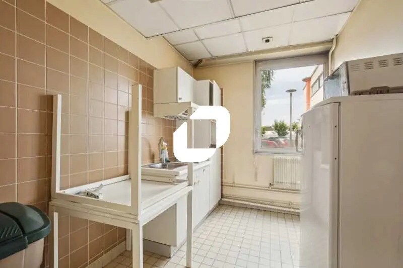 Office in La Courneuve for lease - Building Photo - Image 3 of 27