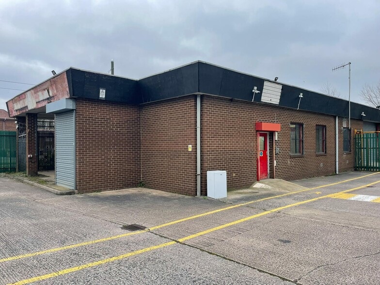 Shadowmoss Rd, Manchester for lease - Primary Photo - Image 1 of 4