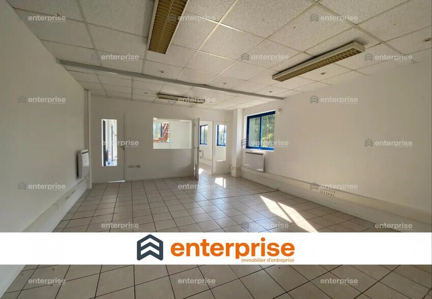 Office in Allonne for lease - Interior Photo - Image 1 of 2