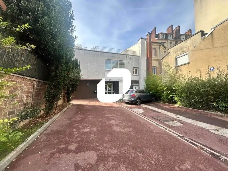 Office in Enghien-les-Bains for lease Building Photo- Image 1 of 14