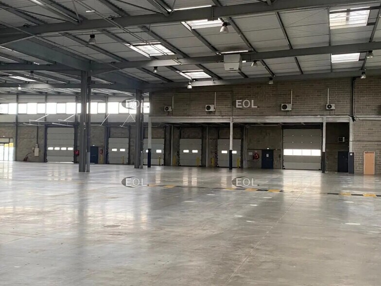 Industrial in Lieusaint for lease - Interior Photo - Image 2 of 11