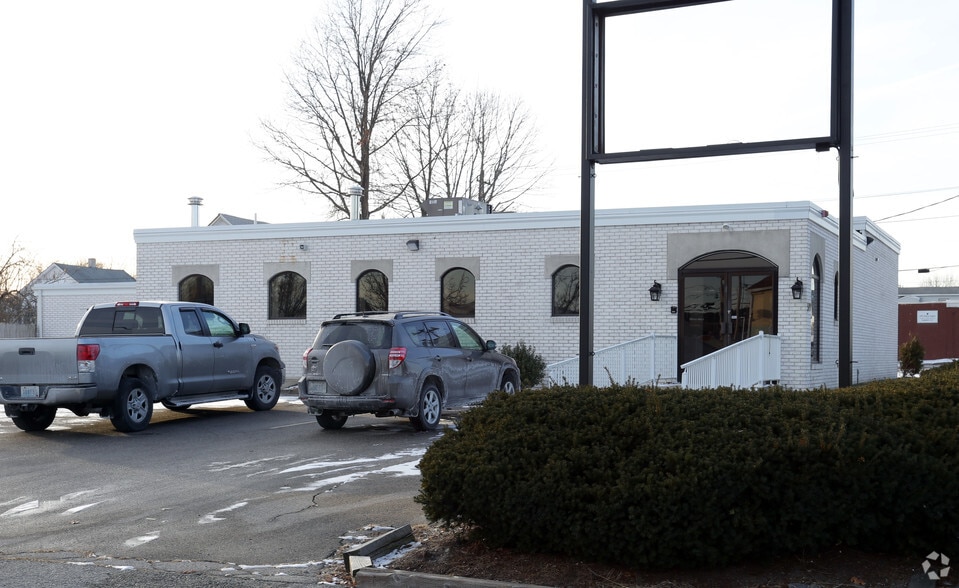 599 Waterman Ave, East Providence, RI for sale - Primary Photo - Image 1 of 1