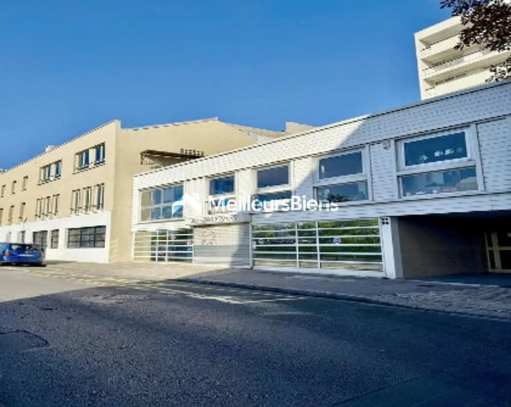 Flex in Courbevoie for lease - Building Photo - Image 1 of 8