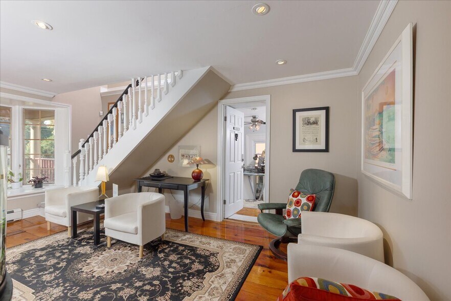 50 Wellington St E, Aurora, ON for sale - Interior Photo - Image 3 of 7