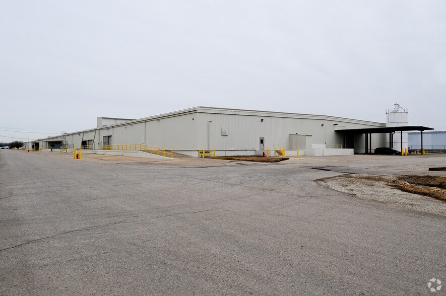 925 SW University Blvd, Topeka, KS for sale - Primary Photo - Image 1 of 5