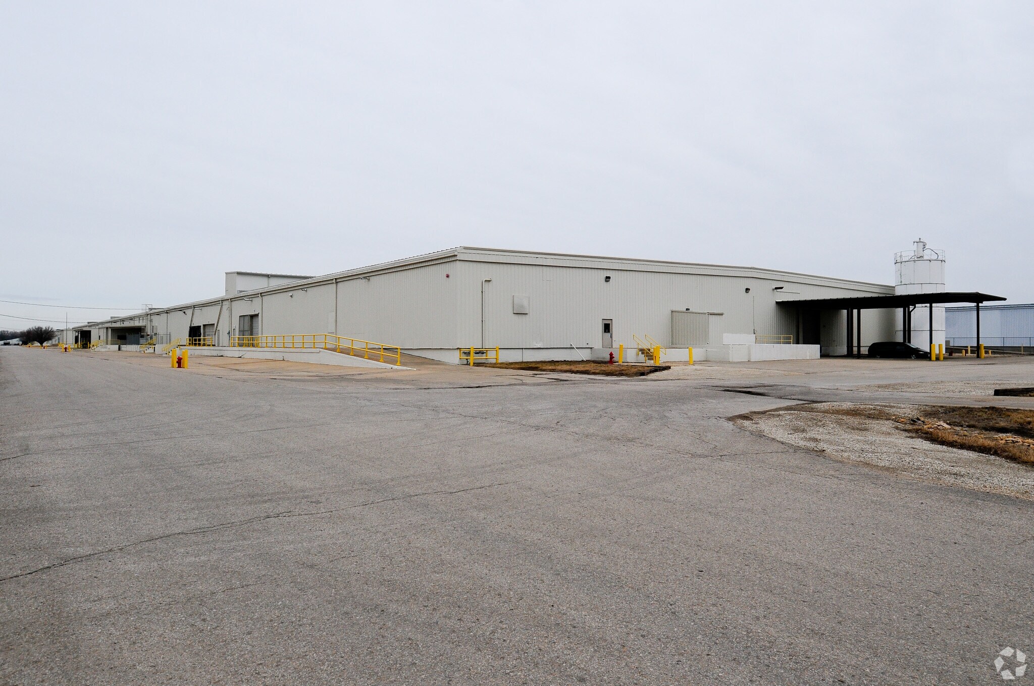 925 SW University Blvd, Topeka, KS for sale Primary Photo- Image 1 of 6