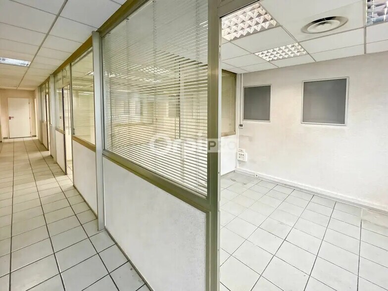 Retail in Aubagne for lease - Interior Photo - Image 3 of 5