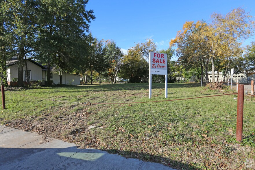 123 N Thompson St, Conroe, TX 77301