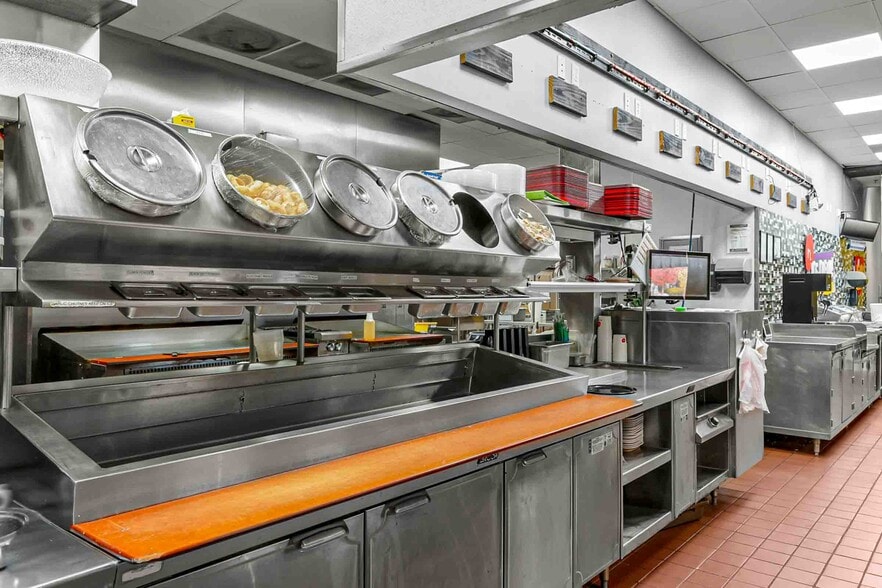 4924 Rochester Rd, Troy, MI for sale - Interior Photo - Image 3 of 17