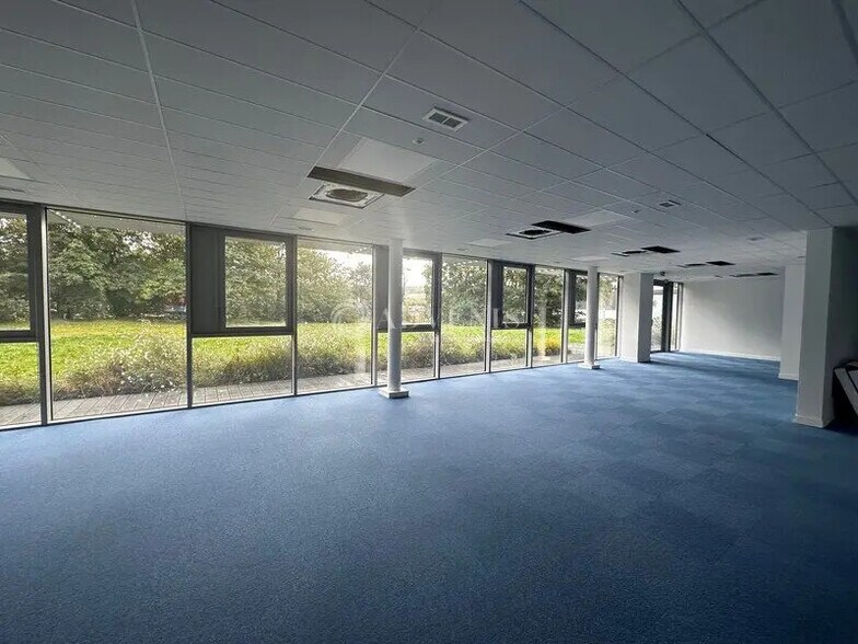 Office in Limay for lease - Interior Photo - Image 2 of 10