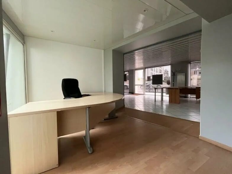Office in Auray for lease - Interior Photo - Image 2 of 8