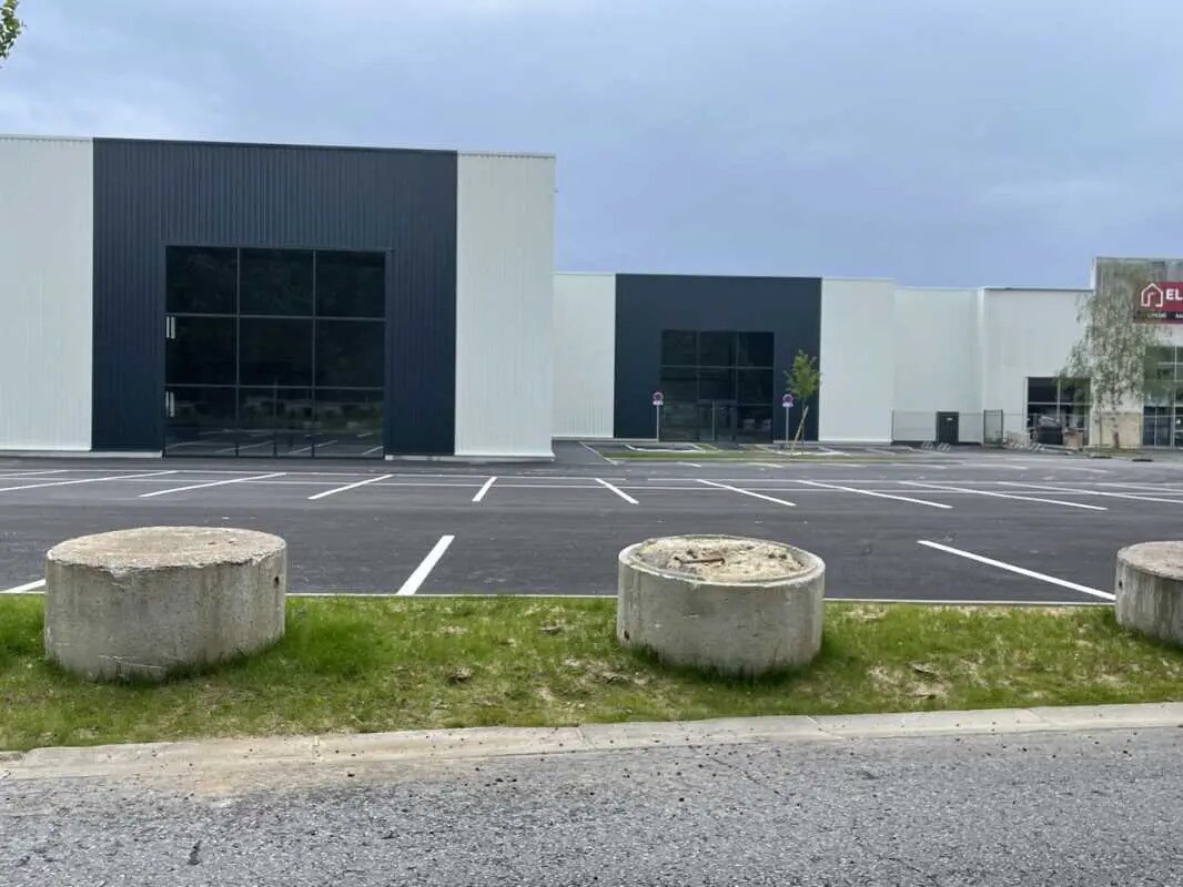 Retail in Saint-Maximin for lease Building Photo- Image 1 of 10