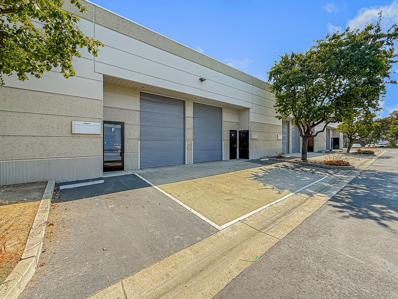 2364 E Sturgis Rd, Oxnard, CA for sale - Building Photo - Image 2 of 14