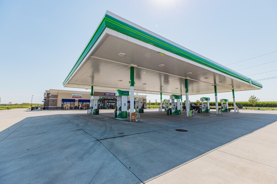 1525 W Ridgeway Ave, Cedar Falls, IA for sale - Primary Photo - Image 1 of 1