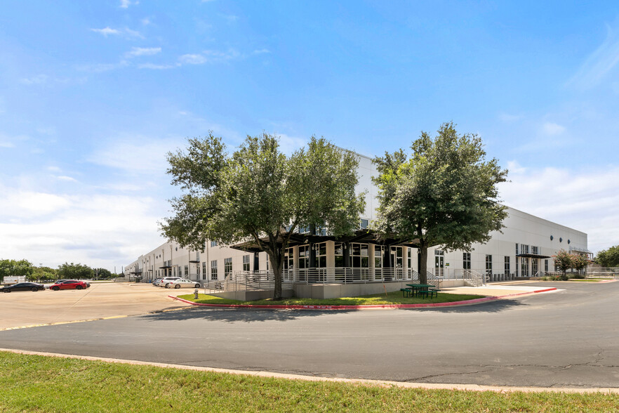 7301 Metro Center Dr, Austin, TX for lease - Building Photo - Image 1 of 6